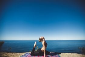 mujer realizando yoga